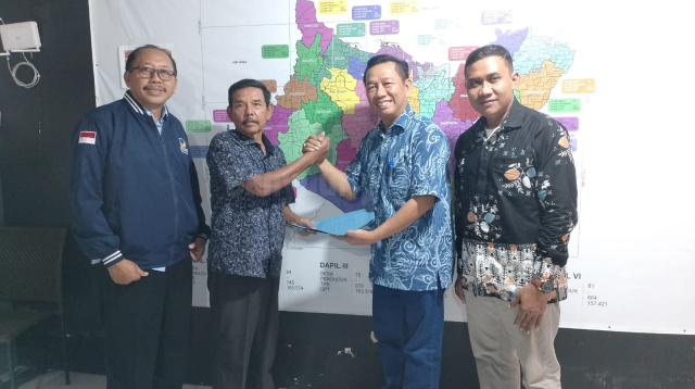 Ketua DPD Nasdem Bojonegoro, Soehadi Moelyono mendampingi penyerahan formulir oleh Pengurus Bidang Pemilu, Kusbiyanto kepada Edi Sampurno.