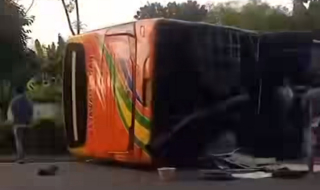 Pasca kecelakaan Bus Rajawali Indah terguling usai menabrak pohon dan pagar pembatas rel kereta api.