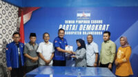 Utusan Sekda Nurul Azizah saat mengambil formulir penjaringan bacabup di Kantor DPC Partai Demokrat Bojonegoro.