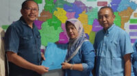 IMG_20240506_162418 Ketua DPD Nasdem Bojonegoro, Soehadi Moeljono (kiri) menerima pengembalian formulir penjaringan bacabup dari utusan Nurul Azizah.
