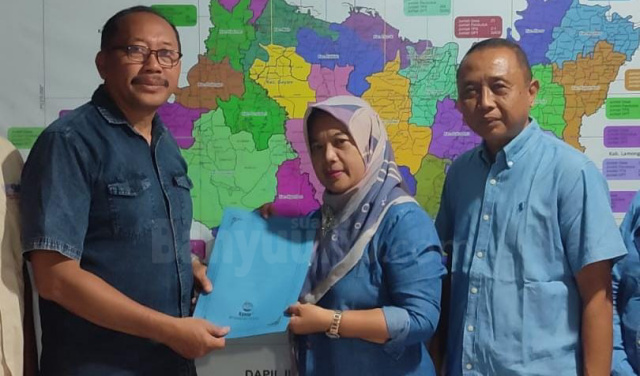 Ketua DPD Nasdem Bojonegoro, Soehadi Moeljono (kiri) menerima pengembalian formulir penjaringan bacabup dari utusan Nurul Azizah.