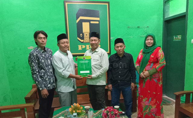 Edi Sampurno saat datang ke DPC PPP Bojonegoro.