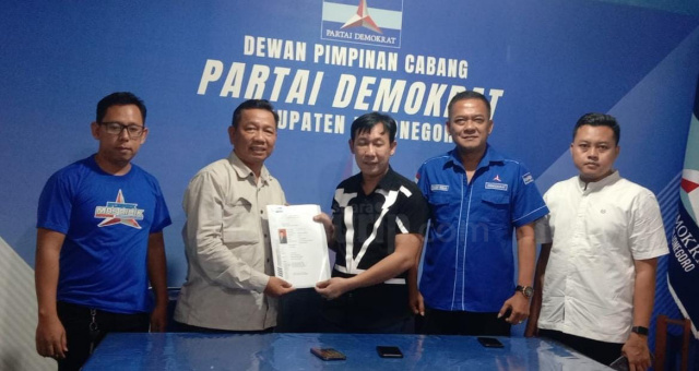 Edi Sampurno kembalikan formulir ke DPC Demokrat Bojonegoro.