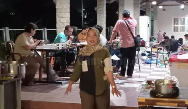 Hamida Hayati, bersama para relawan yang sibuk mengumpulkan ratusan ribu dukungan kepada Nurul Azizah.