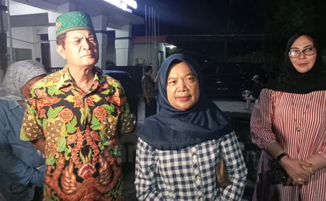 Hamida Hayati, kakak kandung Nurul Azizah (tengah) dalam wawancara cegat di gedung KPU.