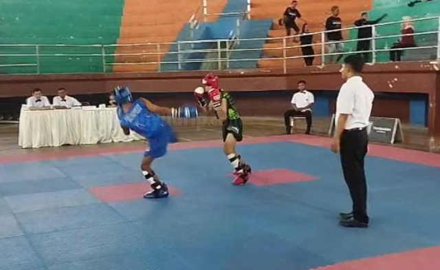 Para kickboxer saat bertarung di GOR Wilis Madiun.