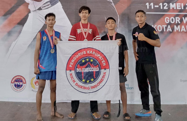 Tri Dipta Indra Kumala, Pelatih Atlit KBI Bojonegoro (paling kanan) bersama para juara.
