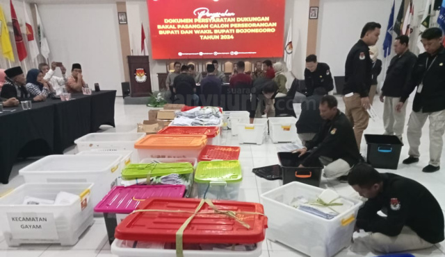 Berkas dukungan fisik untuk Bapaslon Nurul Azizah-Nafik Sahal saat diserahkan ke KPU Bojonegoro.