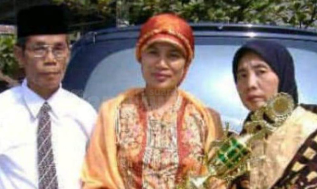 Nurul Azizah diapit kedua orang tuanya, almarhum H. Chozin Mabruri dan Hj. Asriah.(Foto dokumen keluarga)