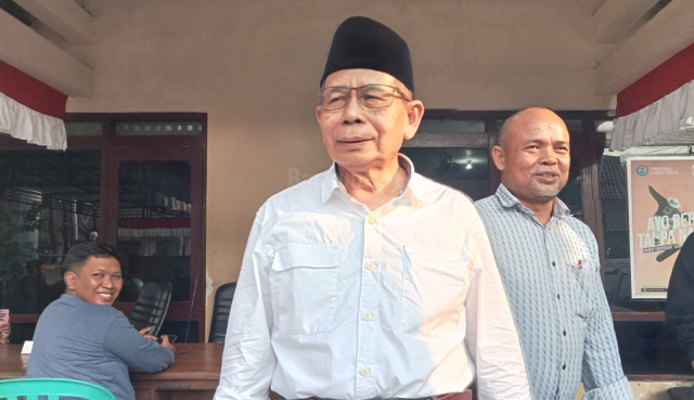 Kuasa Hukum Bapaslon Nurul Azizah-Nafik Sahal, H. Sunaryo Abuma'in saat keluar dari Kantor Bawaslu Bojonegoro.