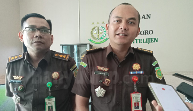Kasi Pidsus Aditia Sulaeman (kanan) didampingi Kasi Intel, Reza Aditya Wardhana (kiri).