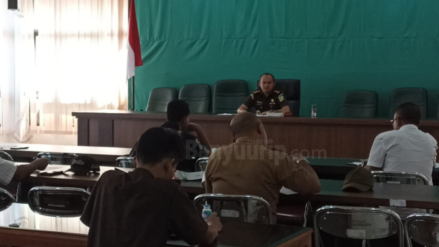 Sejumlah kades saat menjalani pemeriksaan di Aula Kejari Bojonegoro berhadapan dengan Kasi Pidsus Aditia Sulaeman.
