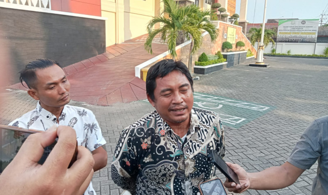Kades Wotan, Anam Warsito dalam wawancara cegat di depan gedung Kejaksaan Negeri Bojonegoro.