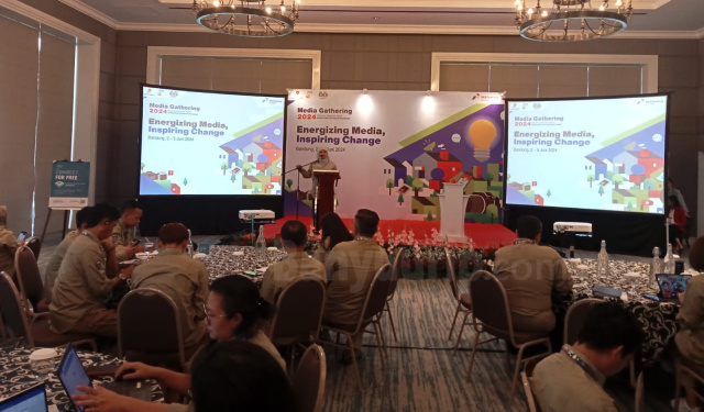 Senior Manager Relations Regional Indonesia Timur Fitri Erika saat menyampaikan tentang prinsip ESG di hadapan para jurnalis.
