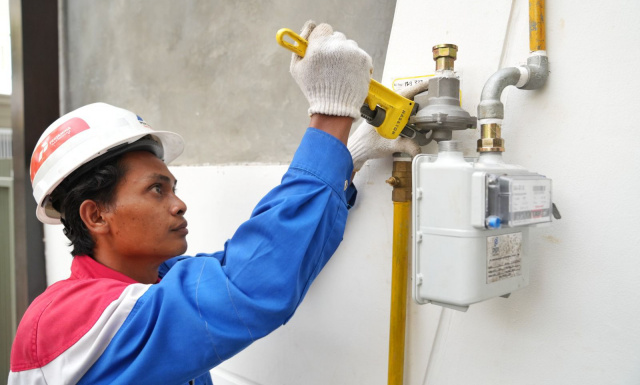 Petugas PGN saat mengecek jaringan gas bumi di IKN.