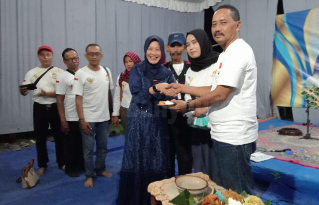 Sekda Bojonegoro Hj Nurul Azizah saat serahkan potongan tumpeng kepada Ketua DPC PNB Bojonegoro Sukisno pada Minggu (30/6/2024) malam.