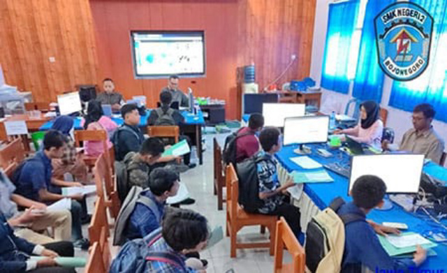 Peserta saat mendaftar PPDB jalur prestasi nilai akademik di SMKN 2 Bojonegoro.