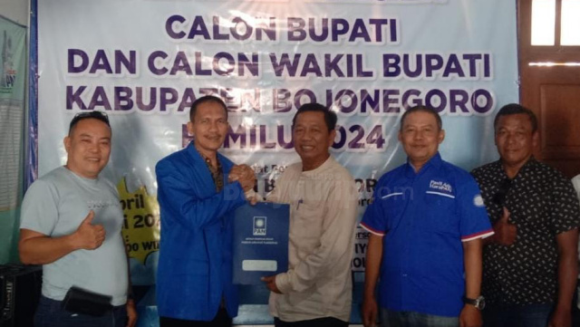 Kades Campurejo, Edi Sampurno ketika mendaftar dalam penjaringan Bacabup Bojonegoro ke Partai Amanat Nasional.