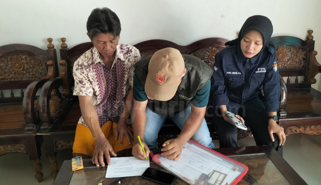 Petugas pemutakhiran data pemilih saat melakukan coklit warga di Kabupaten Bojonegoro, Jawa Timur.