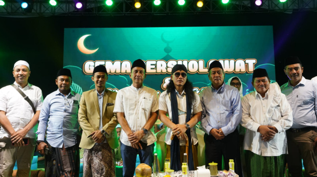 Dai kondang Gus Miftah foto bersama Bacabup Bojonegoro Setyo Wahono dan terkait.