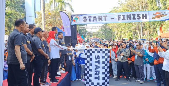 Peserta jalan sehat peringatan ke 77 Hari Koperasi Indonesia.