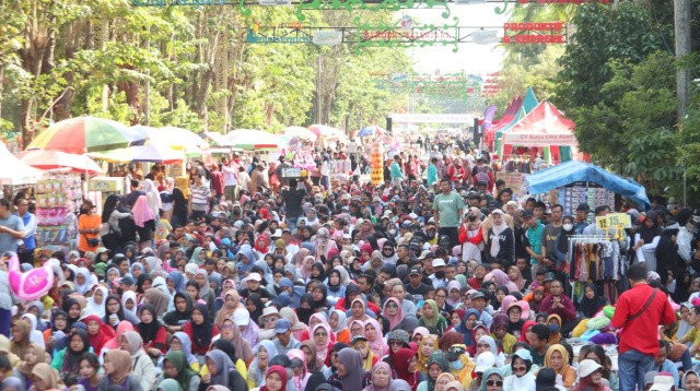 Sebanyak7.000 lebih peserta jalan sehat di Alun-alun Bojonegoro.