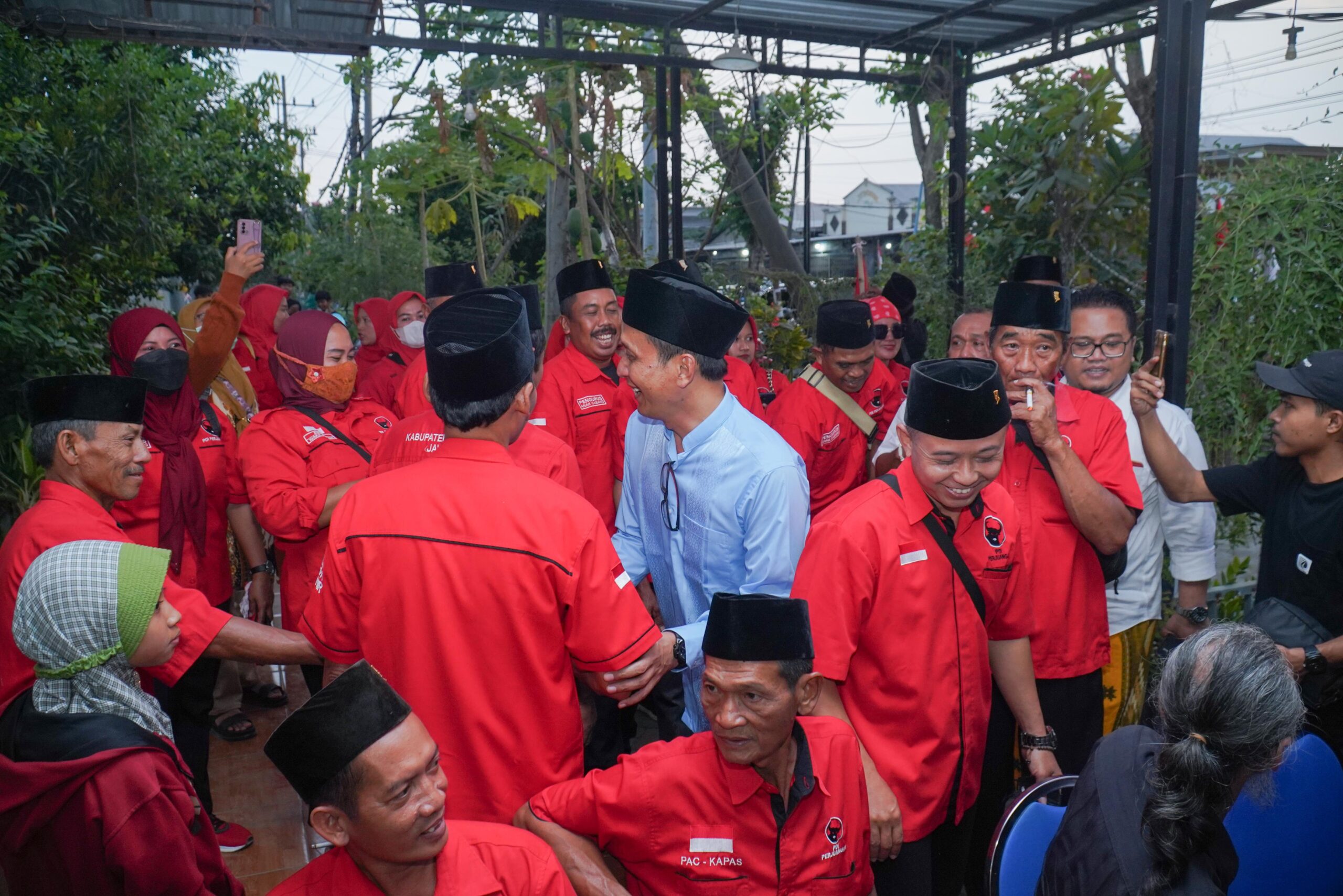 Bacabup Setyo Wahono mendatangi dan menyalami satu persatu pengurus DPC PDI-Perjuangan.