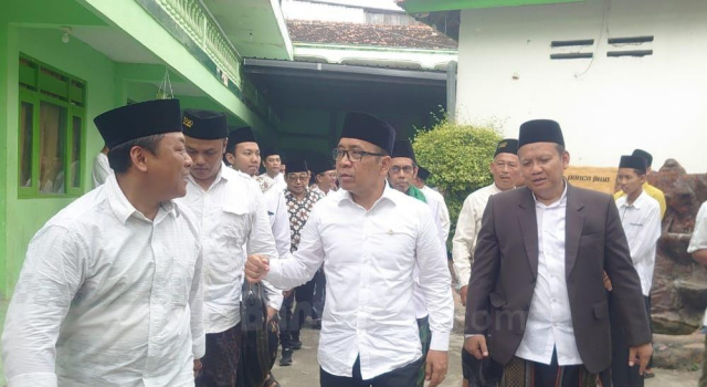 Mensesneg Pratikno dalam kunjungan bersama para pengasuh Pesantren Attanwir, Talun, Sumberrejo, Kabupaten Bojonegoro, Jawa Timur.