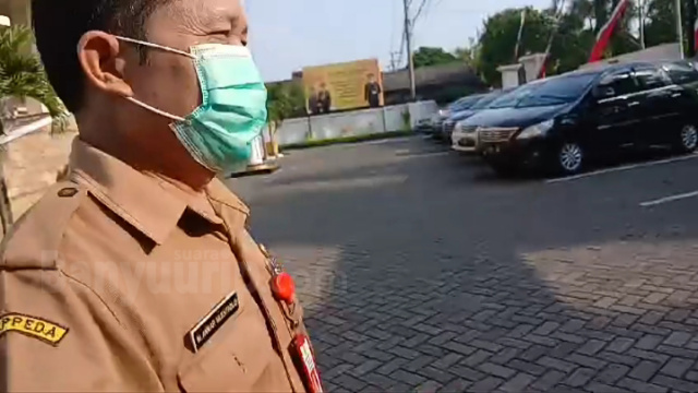 Kepala Bappeda, Anwar Mukhtadlo hanya berlalu tanpa menjawab pertanyaan wartawan ketika di Kejaksaan Negeri Bojonegoro.