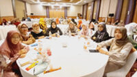Ketua KPI Kabupaten Bojonegoro, Jawa Timur, Nafidaul Himah (paling kiri) bersama para perempuan dari organisasi serupa se Bojonegoro.