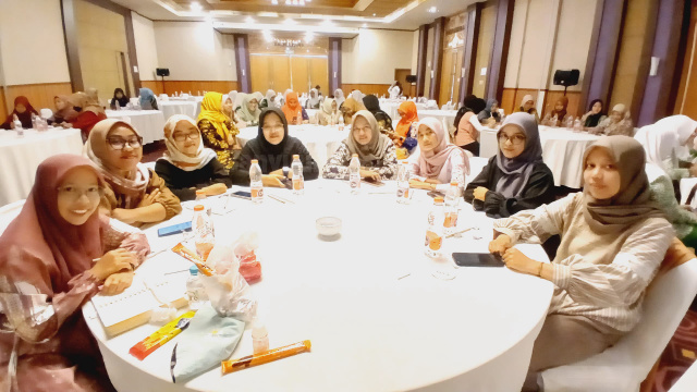 Ketua KPI Kabupaten Bojonegoro, Jawa Timur, Nafidaul Himah (paling kiri) bersama para perempuan dari organisasi serupa se Bojonegoro.