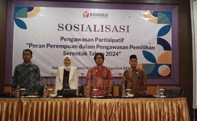 Ketua Bawaslu Bojonegoro, Handoko Sosro Hadi Wijoyo bersama jajaran dan narasumber acara sosialisasi pengawasan partisipatif dalam Pilkada serentak tahun 2024.
