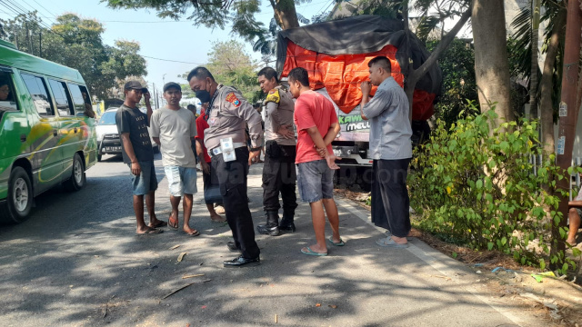 Satlantas Polres Bojonegoro saat berada di TKP Laka Lantas yang mengakibatkan dua orang meninggal.