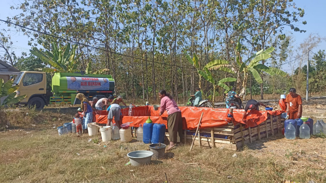 Warga Dusun Klumpang, Desa Sendangharjo sedang mengambil bantuan air bersih dari Wahono-Nurul.