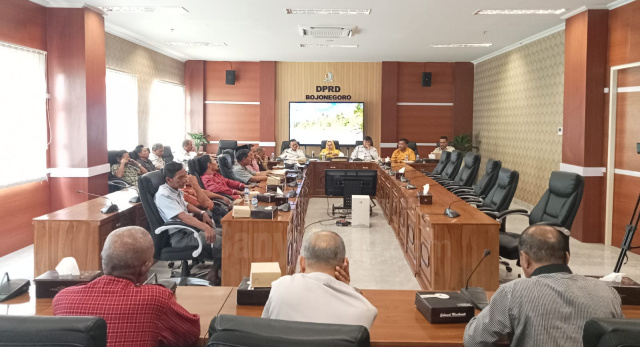Para mantan kades bertemu DPRD untuk menyampaikan aspirasinya agar mendapat dana tali asih purna tugas Rp100 juta.
