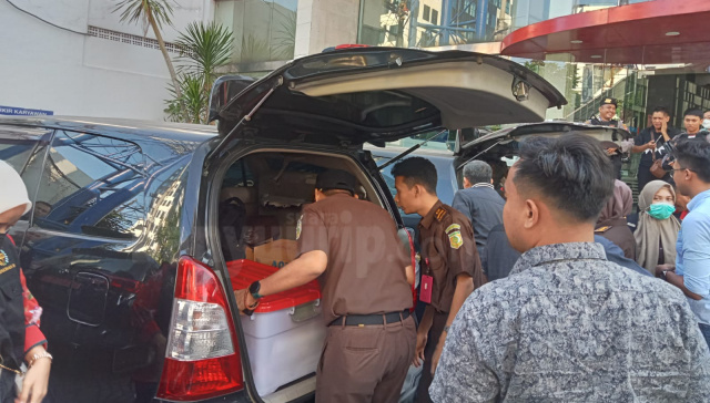 Kejaksaan Bojonegoro saat menyita alat bukti tambahan dari PT UMC Suzuki Jalan Basuk Rahmat Surabaya beberapa waktu lalu.(arifin jauhari)