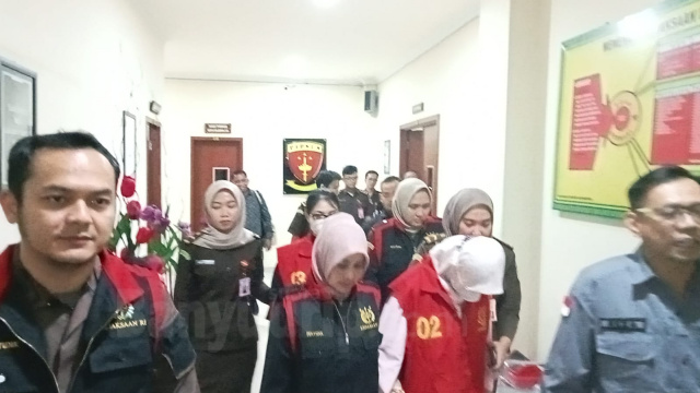 Tersangka Syafaatul Hidayah alias lda (SH) dari PT United Motors Centre dan lvonne (IV) selaku branch manager dari PT Sejahtera Buana Trada saat ditahan Kejaksaan Bojonegoro dalam perkara dugaan korupsi pengadaan kendaraan mobil siaga desa.