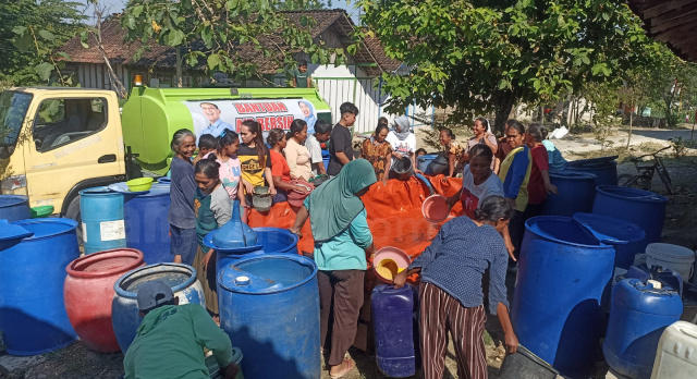 Warga Desa Nglampin yang terdampak kekeringan sedang mengambil bantuan air bersih dari Wahono-Nurul.