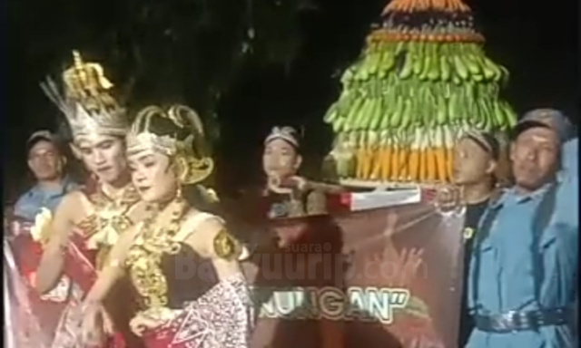 Warga masyarakat Ngrejeng antusias mengikuti lomba gunungan dalam rangka boyongan Kantor Desa Ngrejeng lama ke Kantor Desa Ngrejeng baru.