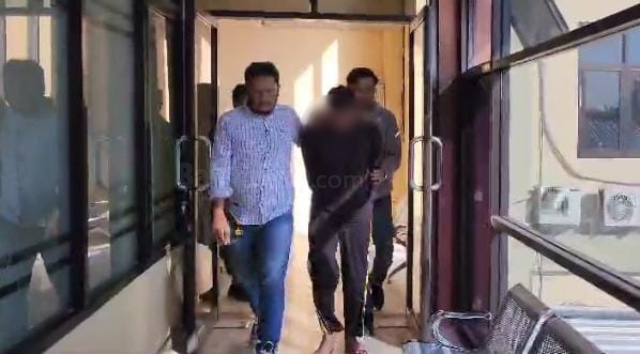Terduga pelaku asusila saat dibekuk jajaran Satreskrim Polres Bojonegoro.(ist)