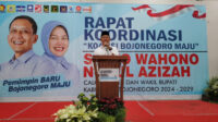 IMG_20240827_122037 Ketua Tim Pemenangan Setyo Wahono - Nurul Azizah, Sahudi sedang memberikan sambutan dalam rapat koordinasi.