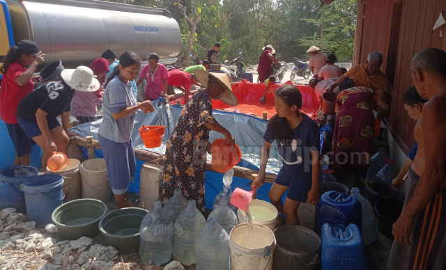 Hadi dropping air bersih di Sendangharjo.