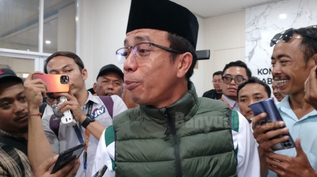 Bendahara DPW PKB Jatim, Fauzan Fuadi dalam wawancara cegat dengan wartawan.
