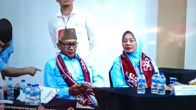 Bacabup dan Bacawabup Setyo Wahono - Nurul Azizah saat proses pendaftaran di KPU Bojonegoro.