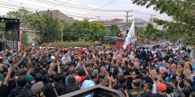 Para pendekar silat membukakan jalan masuk untuk Wahono - Nurul di tengah kerumunan massa menuju KPUD Bojonegoro.