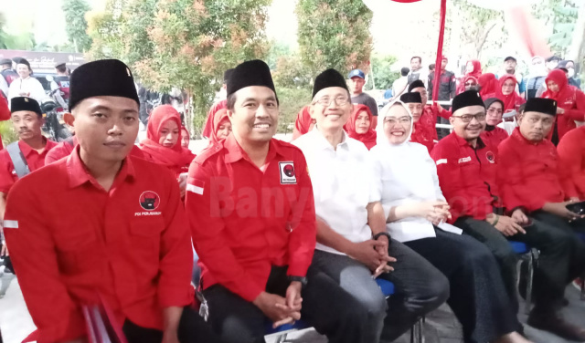 Bapaslon Teguh - Farida diiringi pengusung dari PDI Perjuangan dan Perindo saat daftar di KPU Bojonegoro.