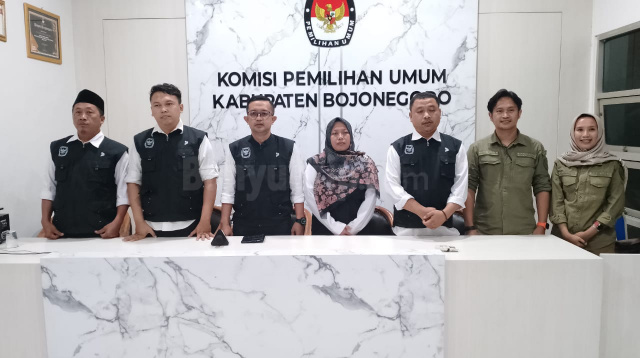 Jajaran KPU Bojonegoro dan Ketua Bawaslu Kabupaten Bojonegoro dalam konferensi pers penutupan pendaftaran Bapaslon Bupati Wabup dalam Pilkada 2024.