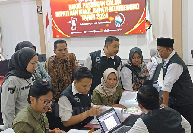 Ketua Bawaslu Bojonegoro, Handoko Sosro Hadi Wijoyo bersama jajaran kala melalukan pengawasan syarat pencalonan.