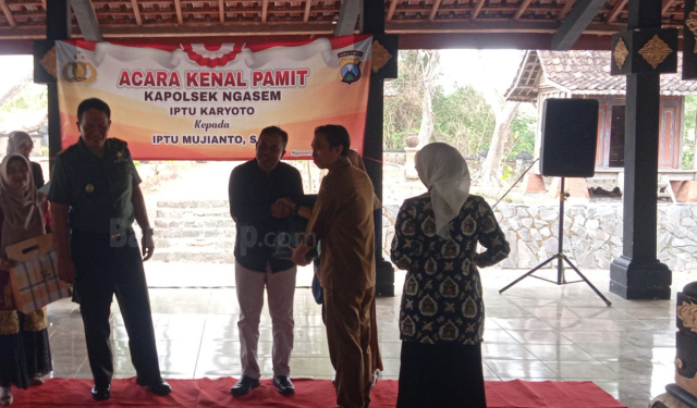 SIMBOLIS : Camat Ngasem, Iwan Sofyan ketika menyerahkan cendera mata kepada Iptu Karyoto.