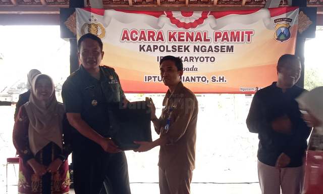 Camat Ngasem, Iwan Sofyan ketika menyerahkan cendera mata kepada Kapten Eeng.